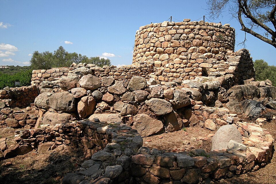 "Arzachena-nuraghe-la-prisgiona" by Mboesch is licensed under CC BY-SA 4.0.