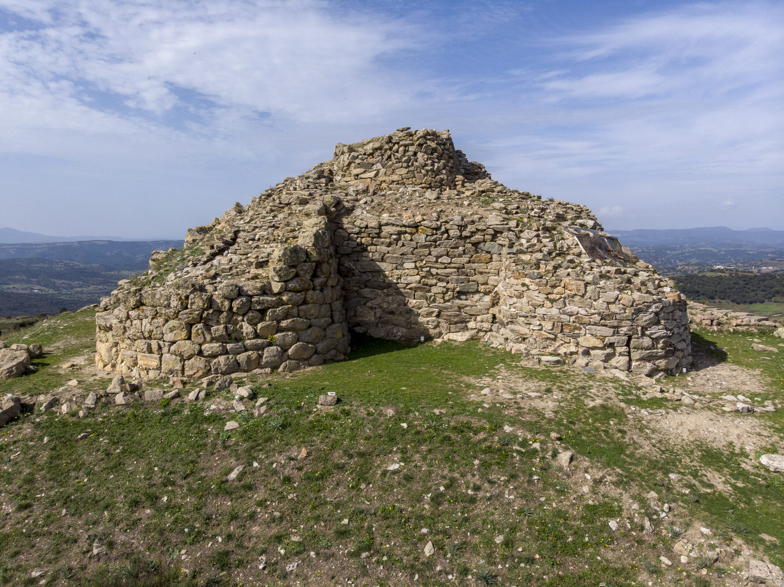"Nuraghe Nolza" by Carmen Delogu is licensed under CC BY-SA 4.0.